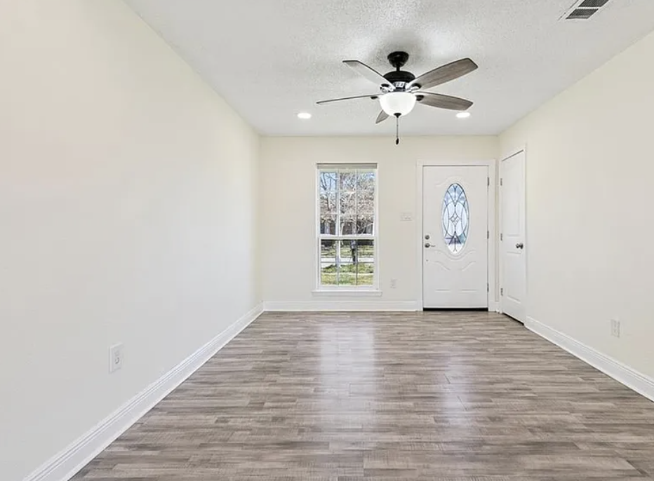 Bright entry foyer with vaulted ceiling fan